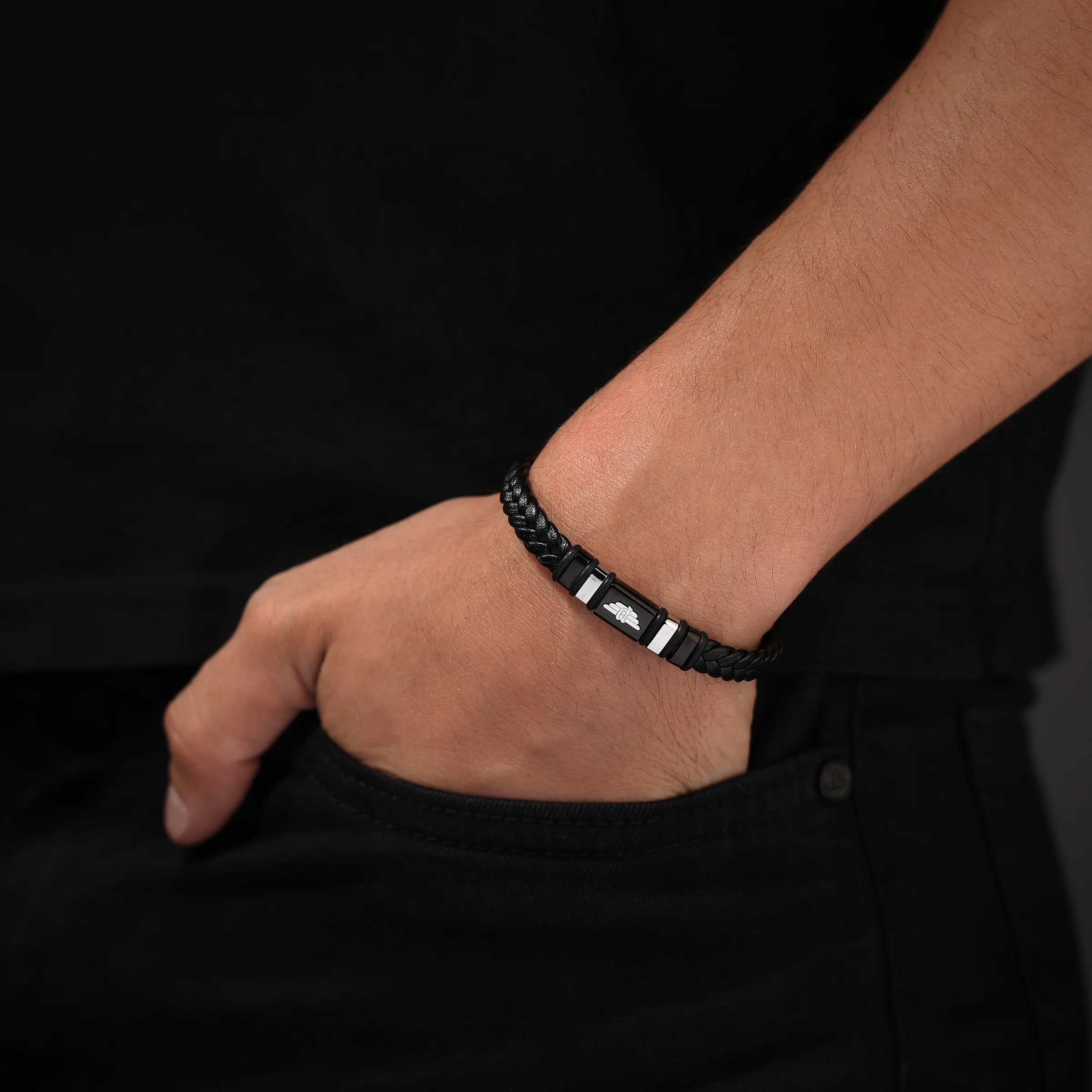 Police WAVEBREAKER BLACK WINGLOGOPLAQ BLACK LEATHER BRACELET FOR MEN - Image 4